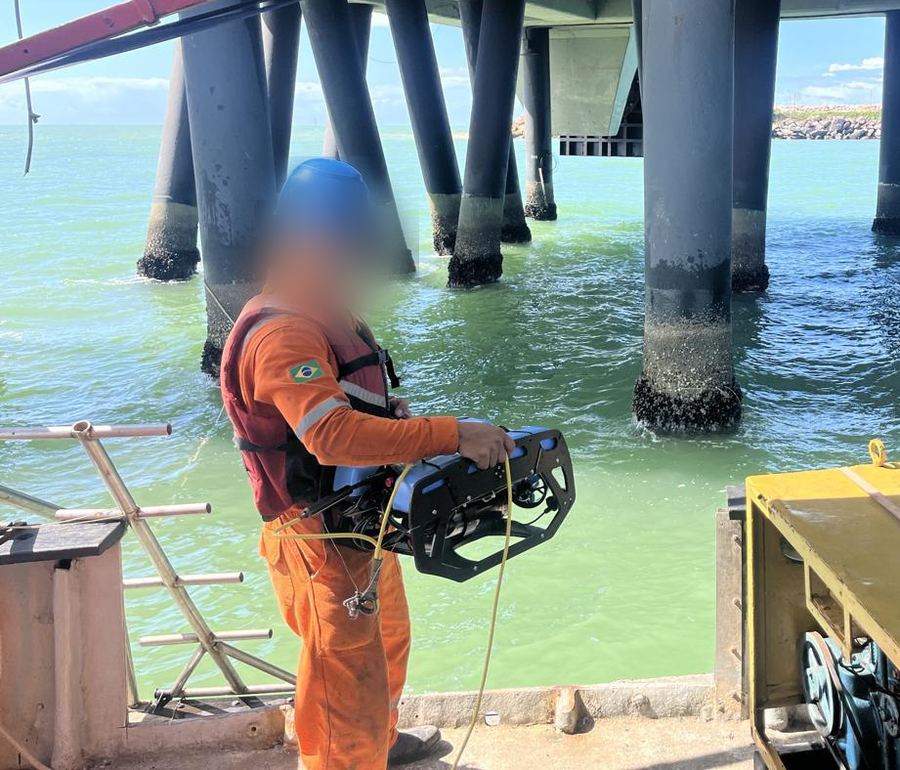 Operador com o ROV em píer sobre estacas