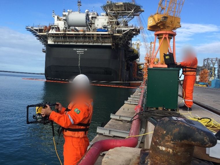 Operação de ROV junto a plataforma atracada