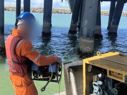 Operador com ROV em píer
